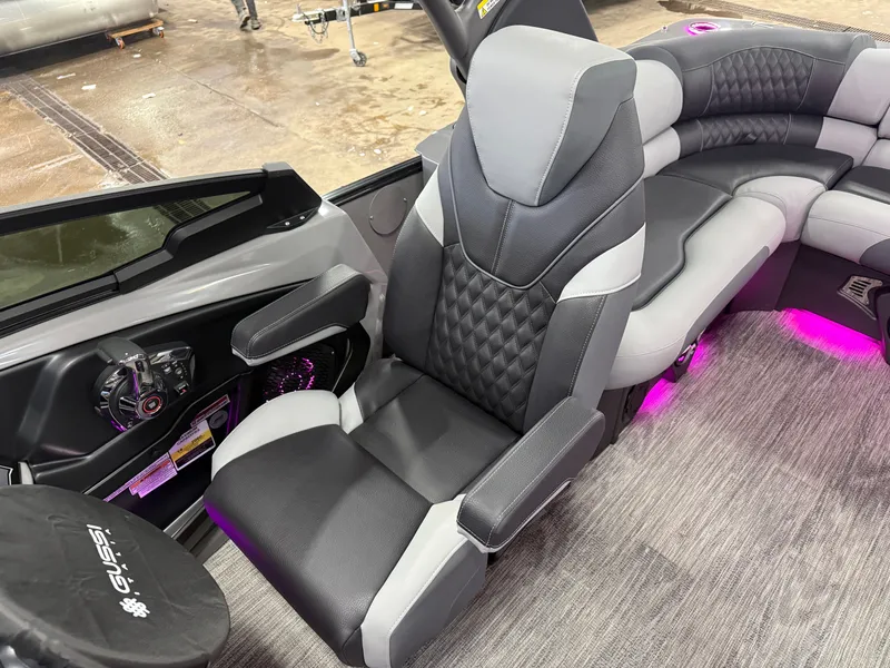 Slide: The Image of Tahoe Grand Tahoe 400HP Elite Windshield 2585 Tritoon Mercury V10 2026 - 19