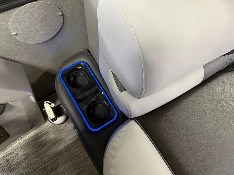 Slide: The Image of Tahoe Grand Tahoe 400HP Elite Windshield 2585 Tritoon Mercury V10 2026 - 30