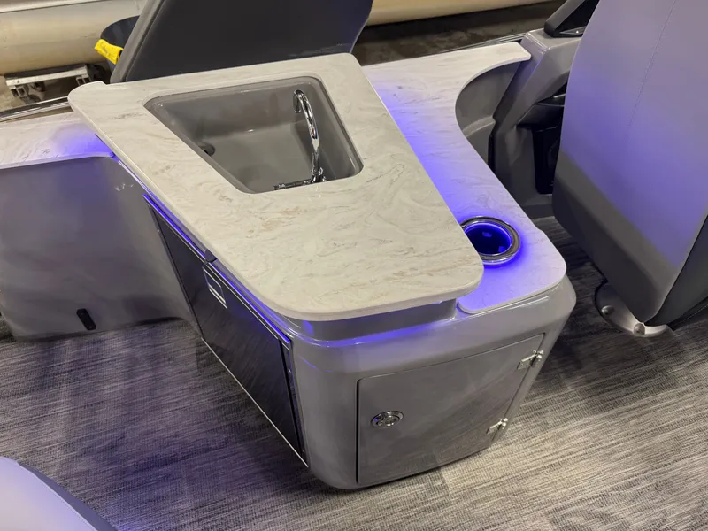 Slide: The Image of Tahoe Grand Tahoe 400HP Elite Windshield 2585 Tritoon Mercury V10 2026 - 31