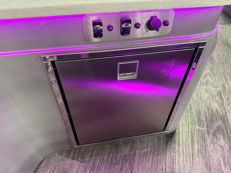 Slide: The Image of Tahoe Grand Tahoe 400HP Elite Windshield 2585 Tritoon Mercury V10 2026 - 33