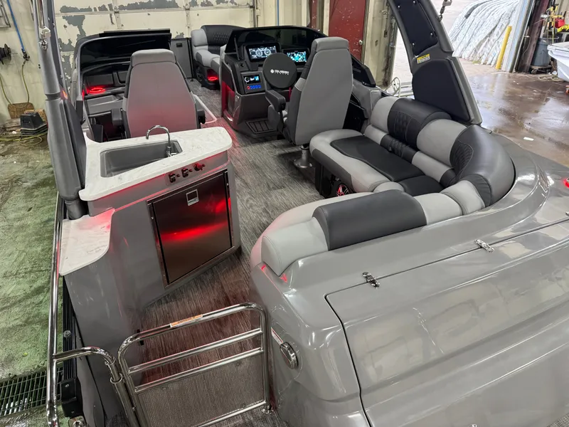 Slide: The Image of Tahoe Grand Tahoe 400HP Elite Windshield 2585 Tritoon Mercury V10 2026 - 35