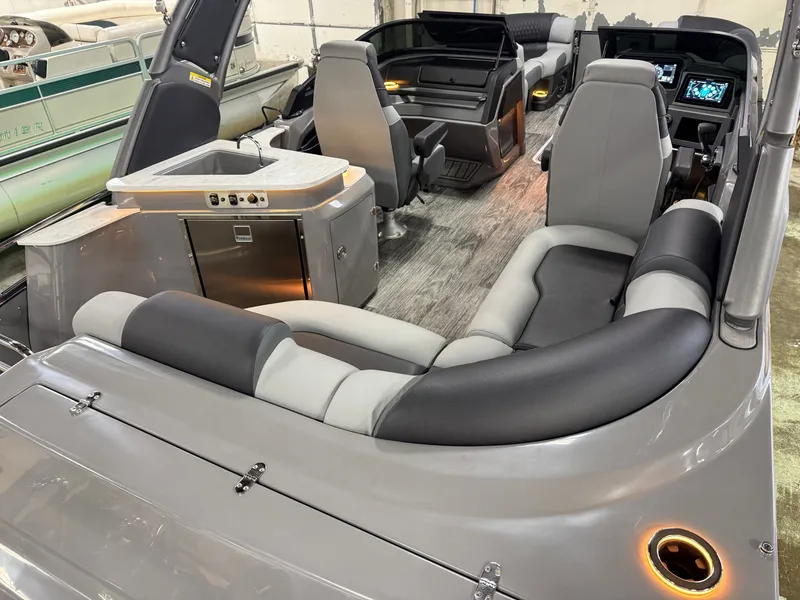 Slide: The Image of Tahoe Grand Tahoe 400HP Elite Windshield 2585 Tritoon Mercury V10 2026 - 36