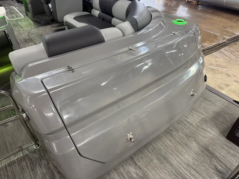 Slide: The Image of Tahoe Grand Tahoe 400HP Elite Windshield 2585 Tritoon Mercury V10 2026 - 37