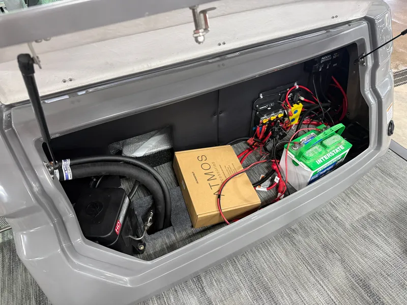 Slide: The Image of Tahoe Grand Tahoe 400HP Elite Windshield 2585 Tritoon Mercury V10 2026 - 38