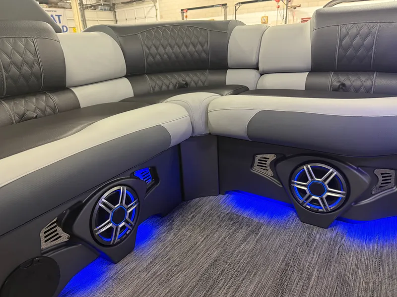 Slide: The Image of Tahoe Grand Tahoe 400HP Elite Windshield 2585 Tritoon Mercury V10 2026 - 39