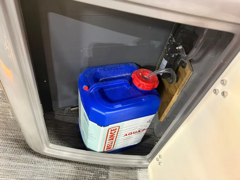 Slide: The Image of Tahoe Grand Tahoe 400HP Elite Windshield 2585 Tritoon Mercury V10 2026 - 41