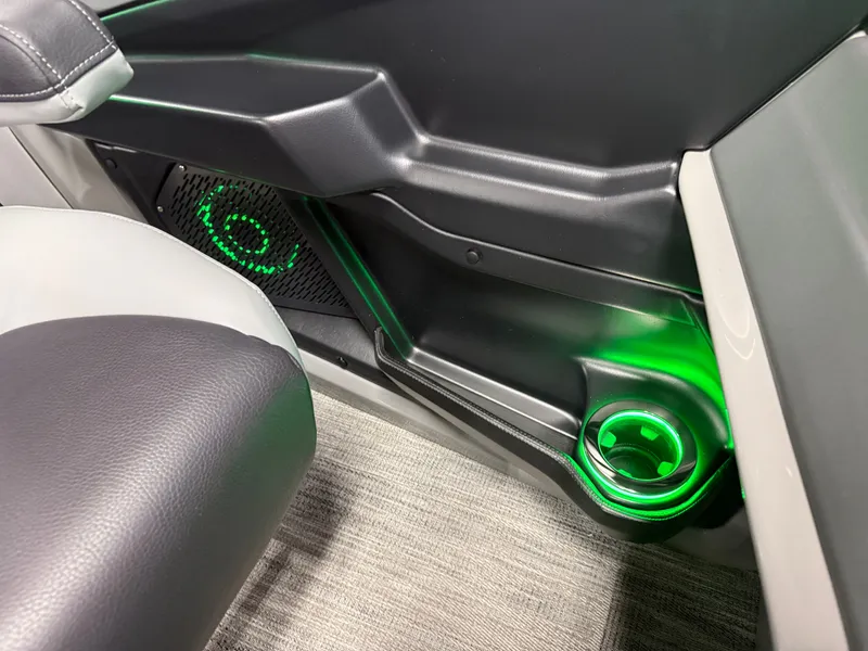 Slide: The Image of Tahoe Grand Tahoe 400HP Elite Windshield 2585 Tritoon Mercury V10 2026 - 43