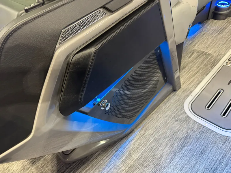 Slide: The Image of Tahoe Grand Tahoe 400HP Elite Windshield 2585 Tritoon Mercury V10 2026 - 45