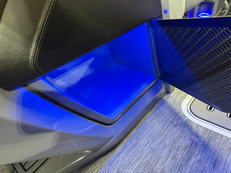 Slide: The Image of Tahoe Grand Tahoe 400HP Elite Windshield 2585 Tritoon Mercury V10 2026 - 46