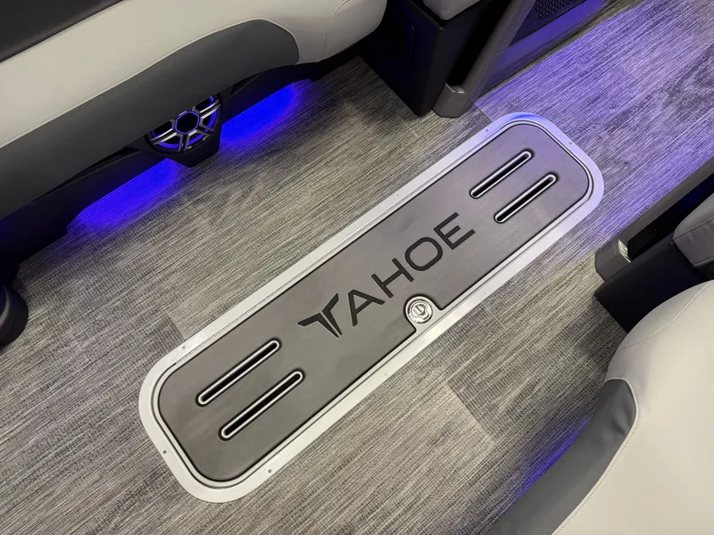 Slide: The Image of Tahoe Grand Tahoe 400HP Elite Windshield 2585 Tritoon Mercury V10 2026 - 47