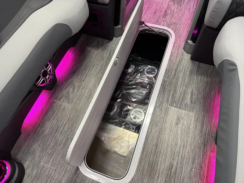 Slide: The Image of Tahoe Grand Tahoe 400HP Elite Windshield 2585 Tritoon Mercury V10 2026 - 49