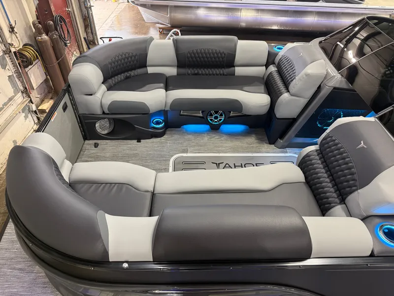 Slide: The Image of Tahoe Grand Tahoe 400HP Elite Windshield 2585 Tritoon Mercury V10 2026 - 5