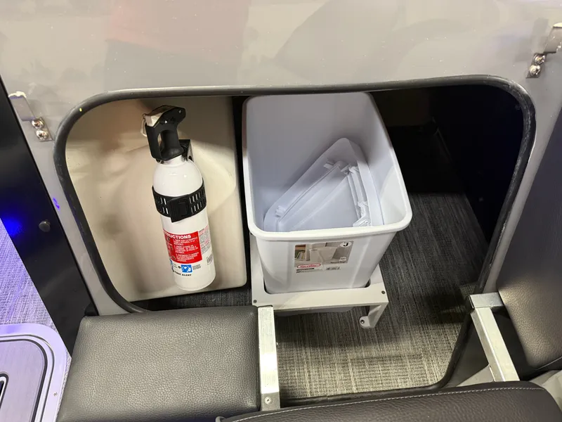 Slide: The Image of Tahoe Grand Tahoe 400HP Elite Windshield 2585 Tritoon Mercury V10 2026 - 51