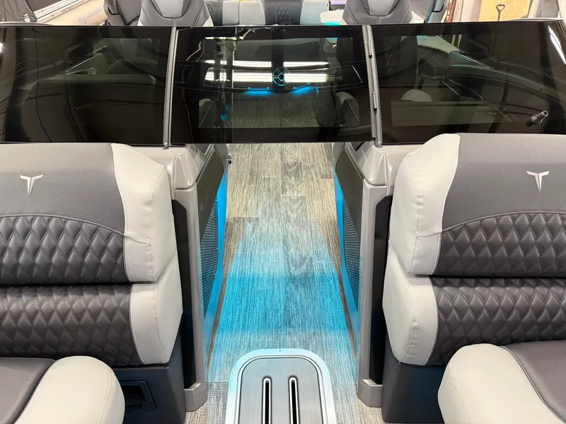 Slide: The Image of Tahoe Grand Tahoe 400HP Elite Windshield 2585 Tritoon Mercury V10 2026 - 54