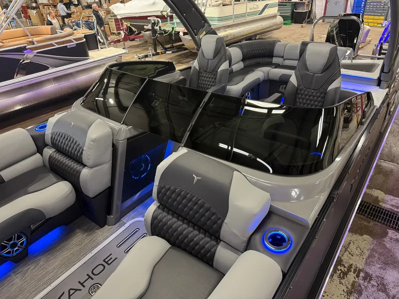 Slide: The Image of Tahoe Grand Tahoe 400HP Elite Windshield 2585 Tritoon Mercury V10 2026 - 6