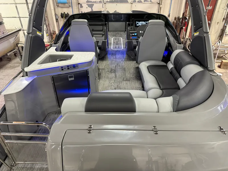 Slide: The Image of Tahoe Grand Tahoe 400HP Elite Windshield 2585 Tritoon Mercury V10 2026 - 60