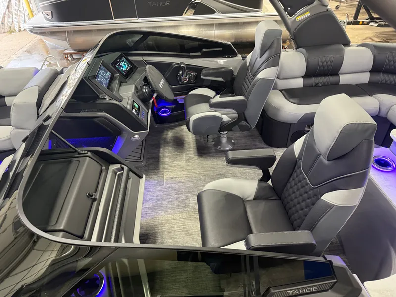 Slide: The Image of Tahoe Grand Tahoe 400HP Elite Windshield 2585 Tritoon Mercury V10 2026 - 7