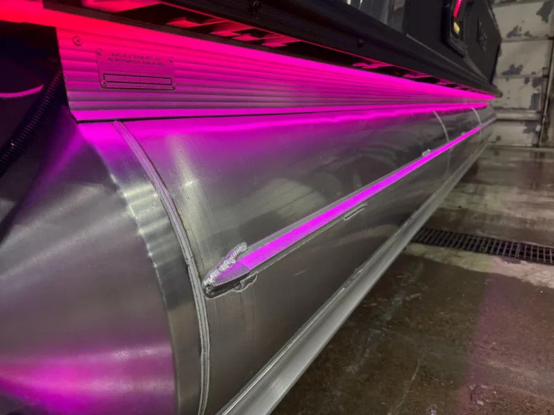 Slide: The Image of Tahoe Grand Tahoe 400HP Elite Windshield 2585 Tritoon Mercury V10 2026 - 70