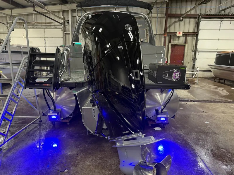 Slide: The Image of Tahoe Grand Tahoe 400HP Elite Windshield 2585 Tritoon Mercury V10 2026 - 71