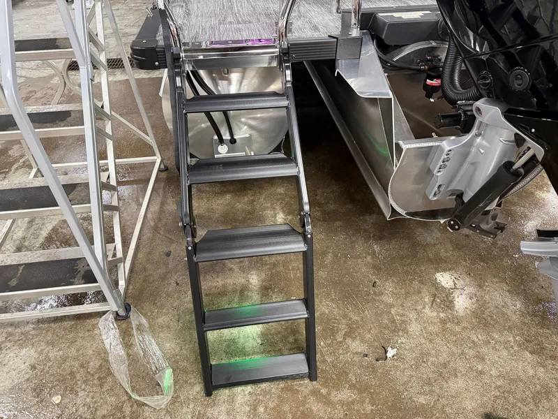 Slide: The Image of Tahoe Grand Tahoe 400HP Elite Windshield 2585 Tritoon Mercury V10 2026 - 76