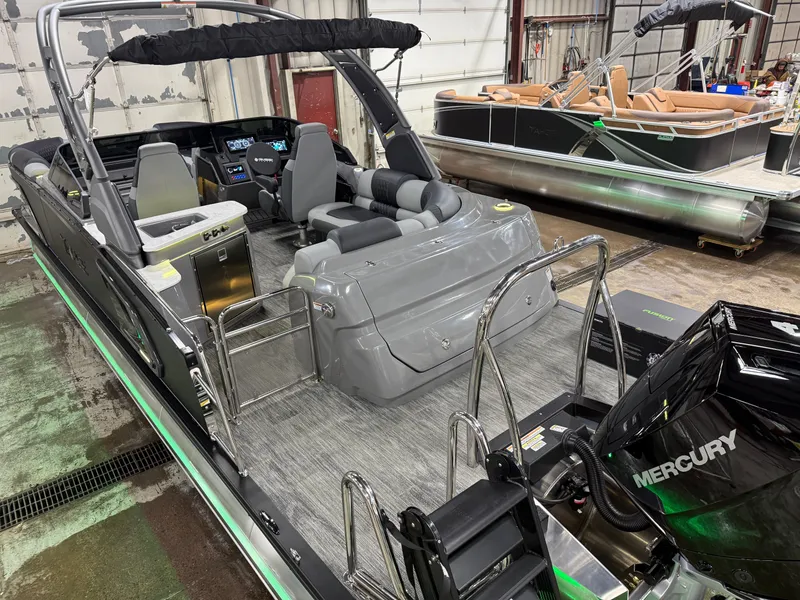 Slide: The Image of Tahoe Grand Tahoe 400HP Elite Windshield 2585 Tritoon Mercury V10 2026 - 77