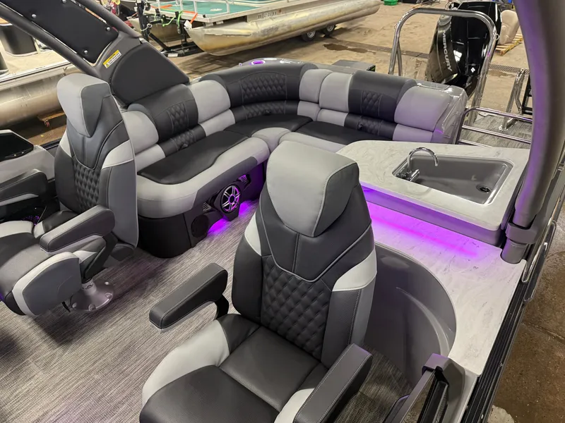 Slide: The Image of Tahoe Grand Tahoe 400HP Elite Windshield 2585 Tritoon Mercury V10 2026 - 8