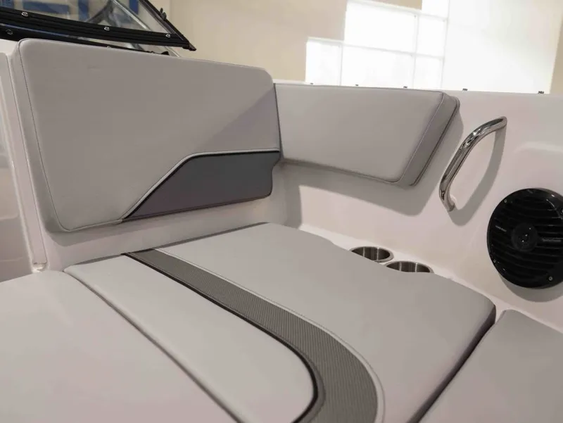 Slide: The Image of Bayliner V20i 2026 - 10