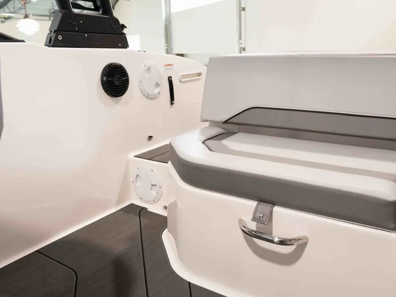 Slide: The Image of Bayliner V20i 2026 - 15