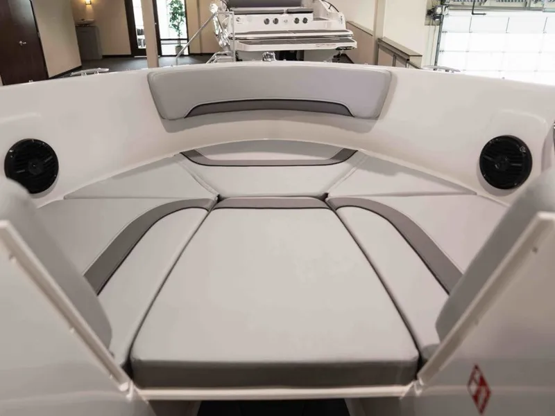 Slide: The Image of Bayliner V20i 2026 - 9