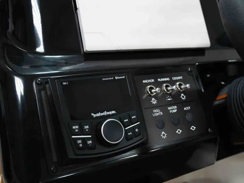 Slide: The Image of Bayliner V20i 2026 - 12