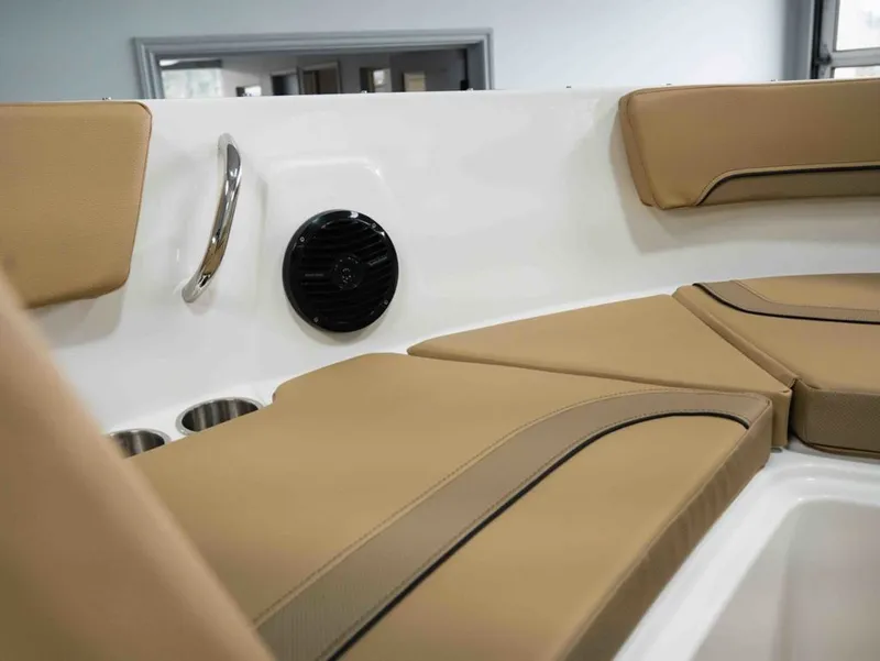 Slide: The Image of Bayliner V20i 2026 - 14