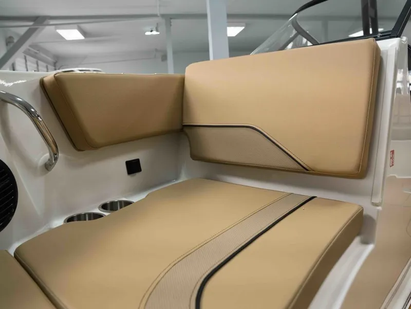 Slide: The Image of Bayliner V20i 2026 - 16