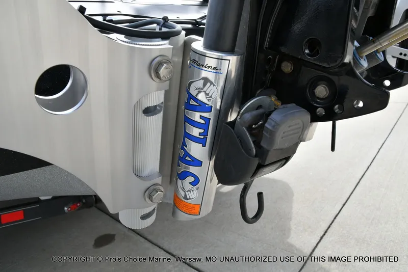 Slide: The Image of 2023 Ranger Z520R boat with Atlas hydraulic jack plate, close-up view. - 10