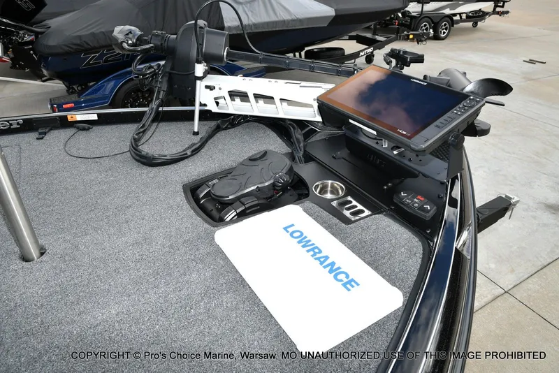 Slide: The Image of 2023 Ranger Z520R boat deck with Lowrance electronics and trolling motor. - 38
