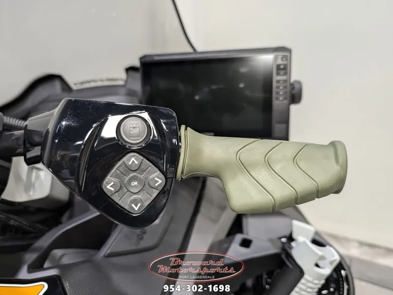 Slide: The Image of Sea-Doo FishPro Apex 300 2025 - 28