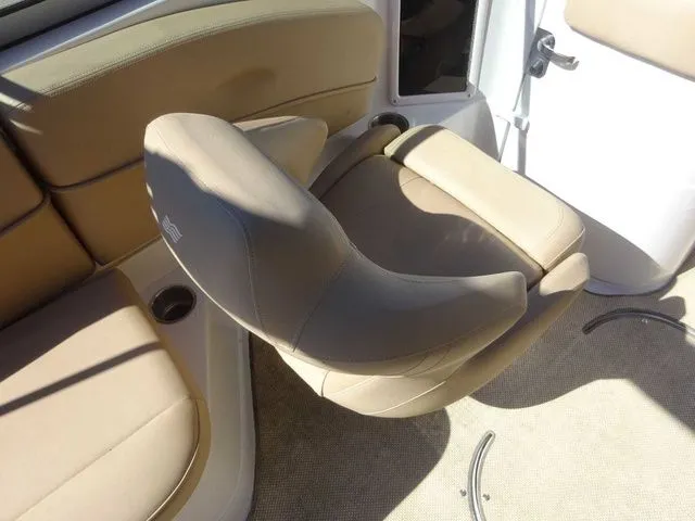 Slide: The Image of Four Winns 260 Horizon 2012 - 10