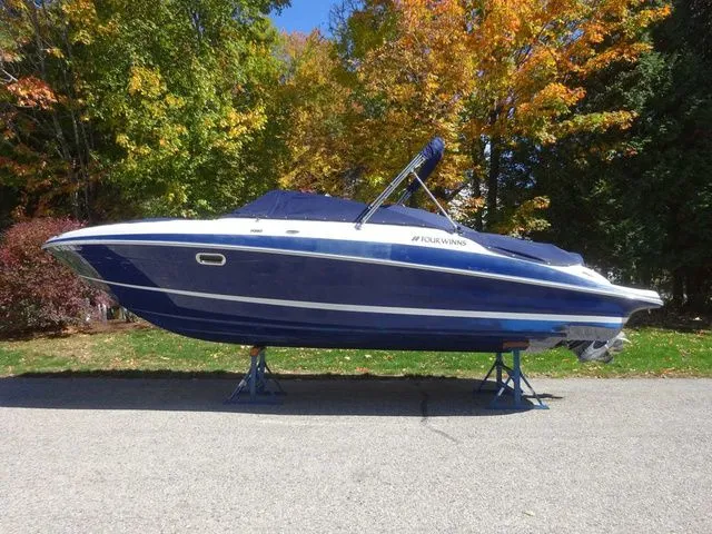 Slide: The Image of Four Winns 260 Horizon 2012 - 24