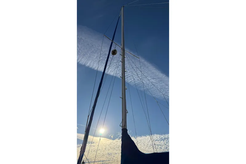 Slide: The Image of Mast of 1975 Cascade 36 sailboat against a clear blue sky. - 19
