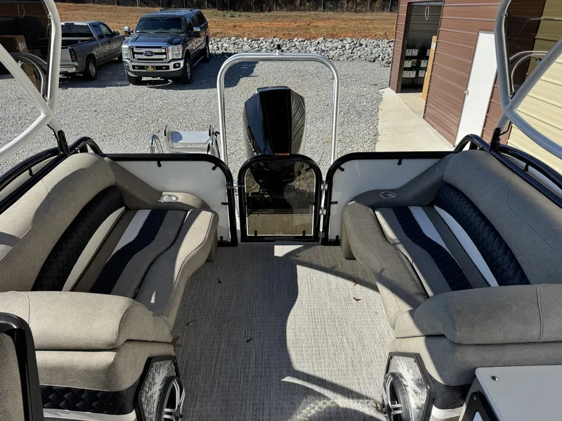 Slide: The Image of Aloha PARADISE 230 ARCH SPORT TOWER-200HP 2026 - 10