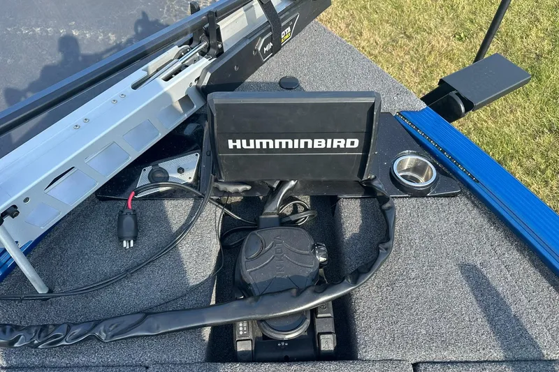 Slide: The Image of 2024 Lund 2075 Pro-V Bass XS boat with Humminbird fish finder on deck. - 19