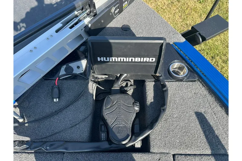 Slide: The Image of 2024 Lund 2075 Pro-V Bass XS with Humminbird fish finder on deck. - 20