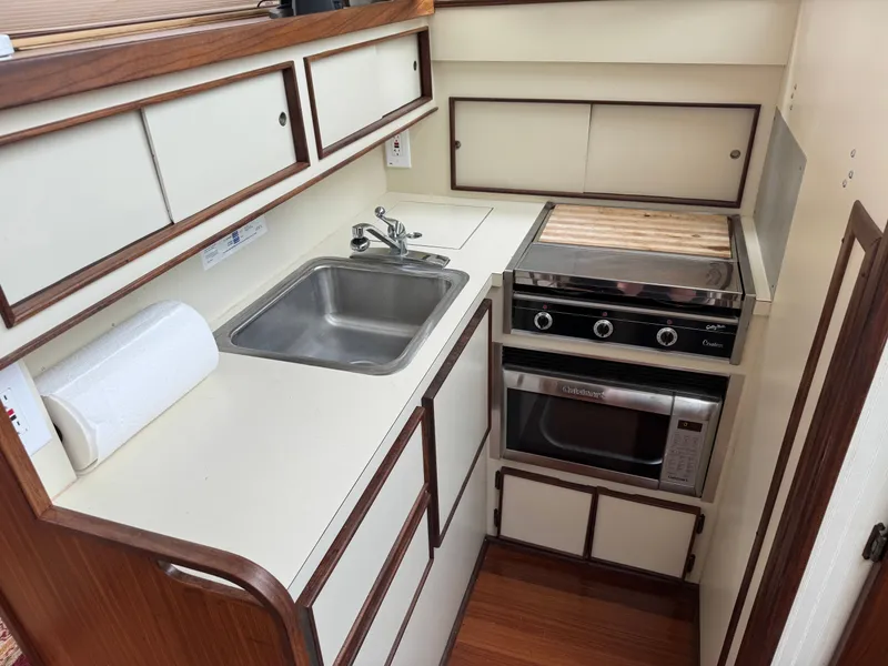 Slide: The Image of Hatteras 36 Sedan 1986 - 10