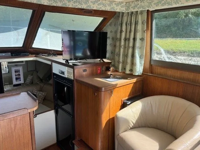 Slide: The Image of Hatteras 36 Sedan 1986 - 12