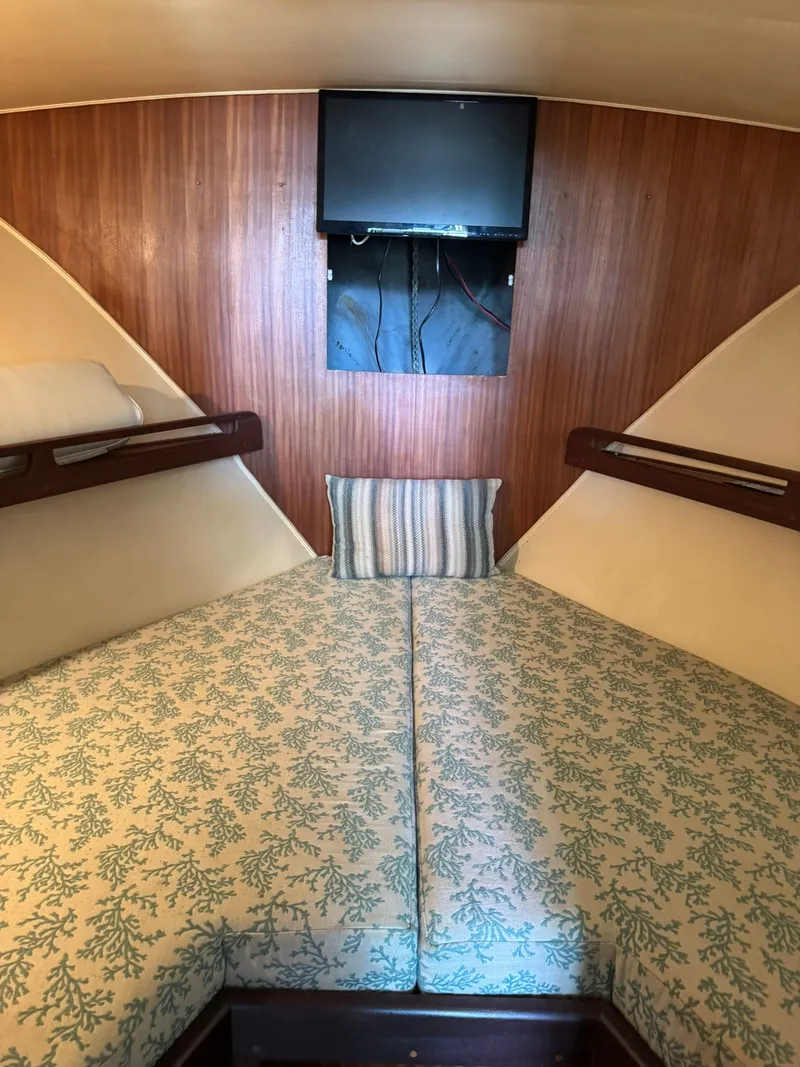 Slide: The Image of Hatteras 36 Sedan 1986 - 25