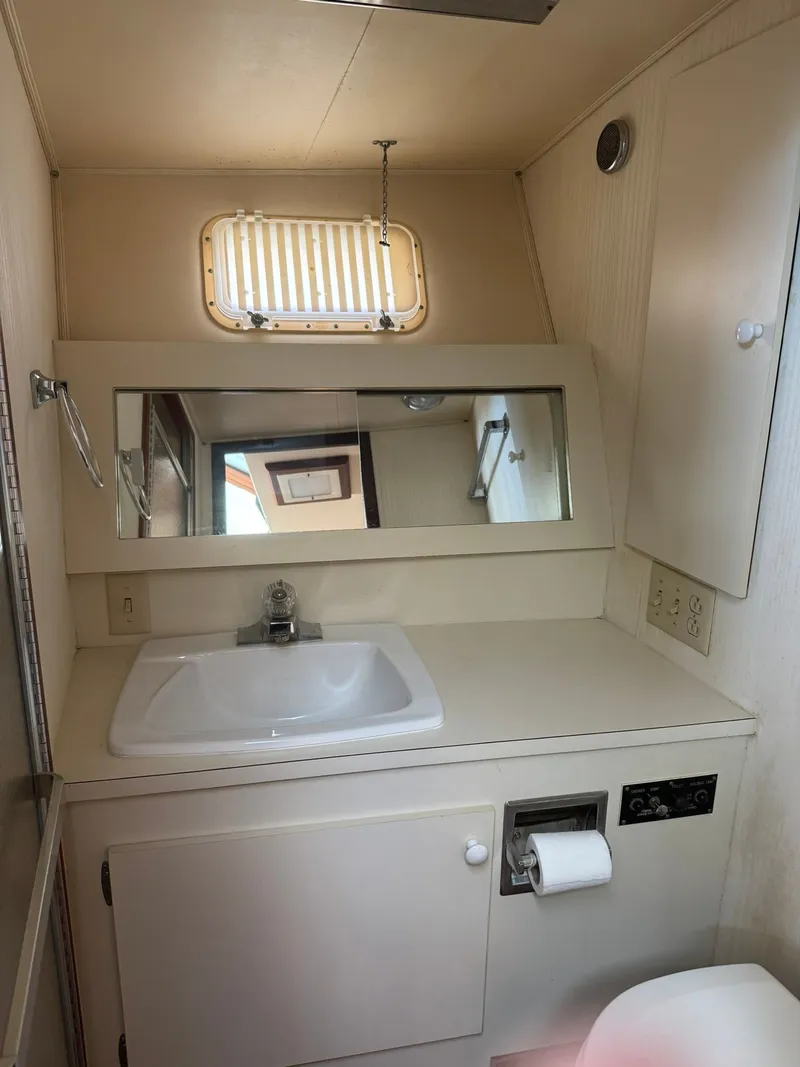 Slide: The Image of Hatteras 36 Sedan 1986 - 30