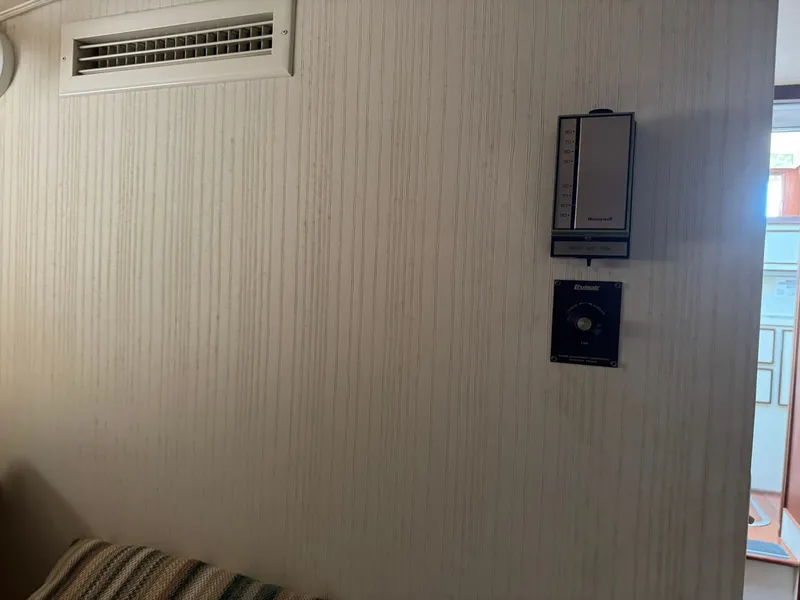 Slide: The Image of Hatteras 36 Sedan 1986 - 35