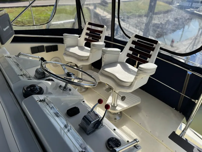 Slide: The Image of Hatteras 36 Sedan 1986 - 9