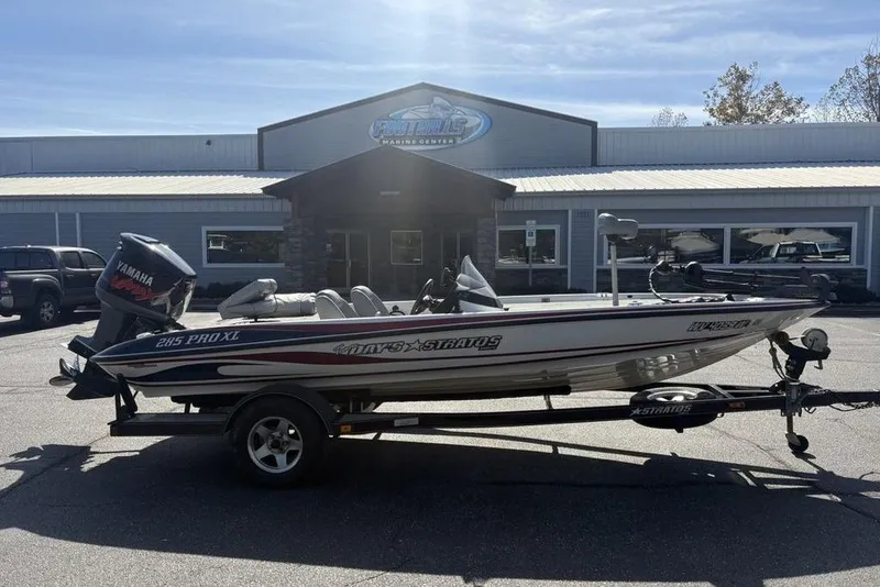 The Image of 2004 Stratos 285 Pro XL boat with Yamaha motor outside a marine center. - 1