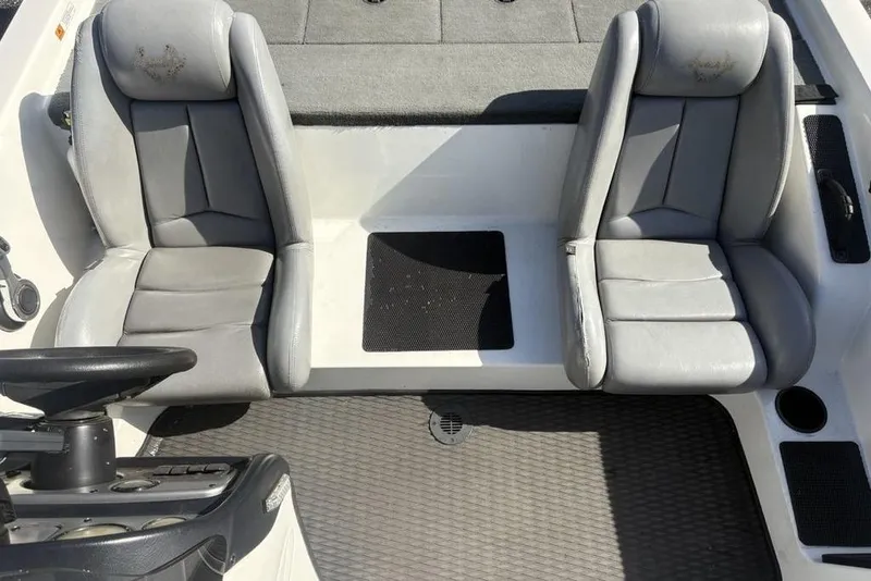 Slide: The Image of 2004 Stratos 285 Pro XL boat interior with two gray seats and steering console. - 18