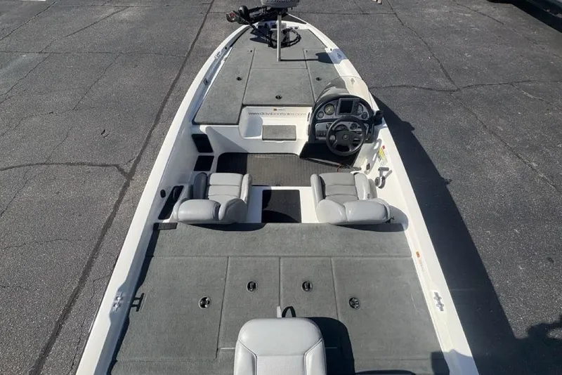 Slide: The Image of 2004 Stratos 285 Pro XL boat interior with gray seating and steering console. - 29